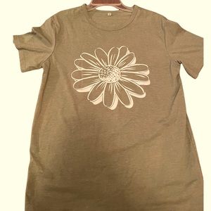 green flower tee size M